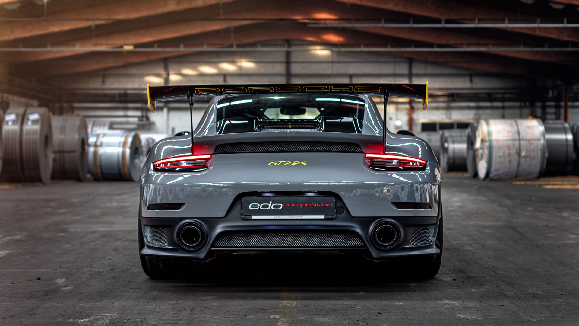 体育新闻中心现场观众热情，体育新闻现场主持