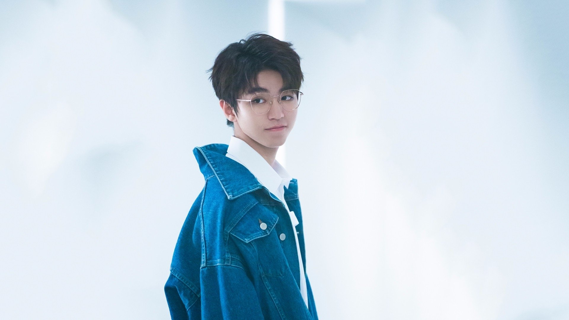 体育新闻中心通告暑期青少年体能培训课程信息，青少年体能训练营海报