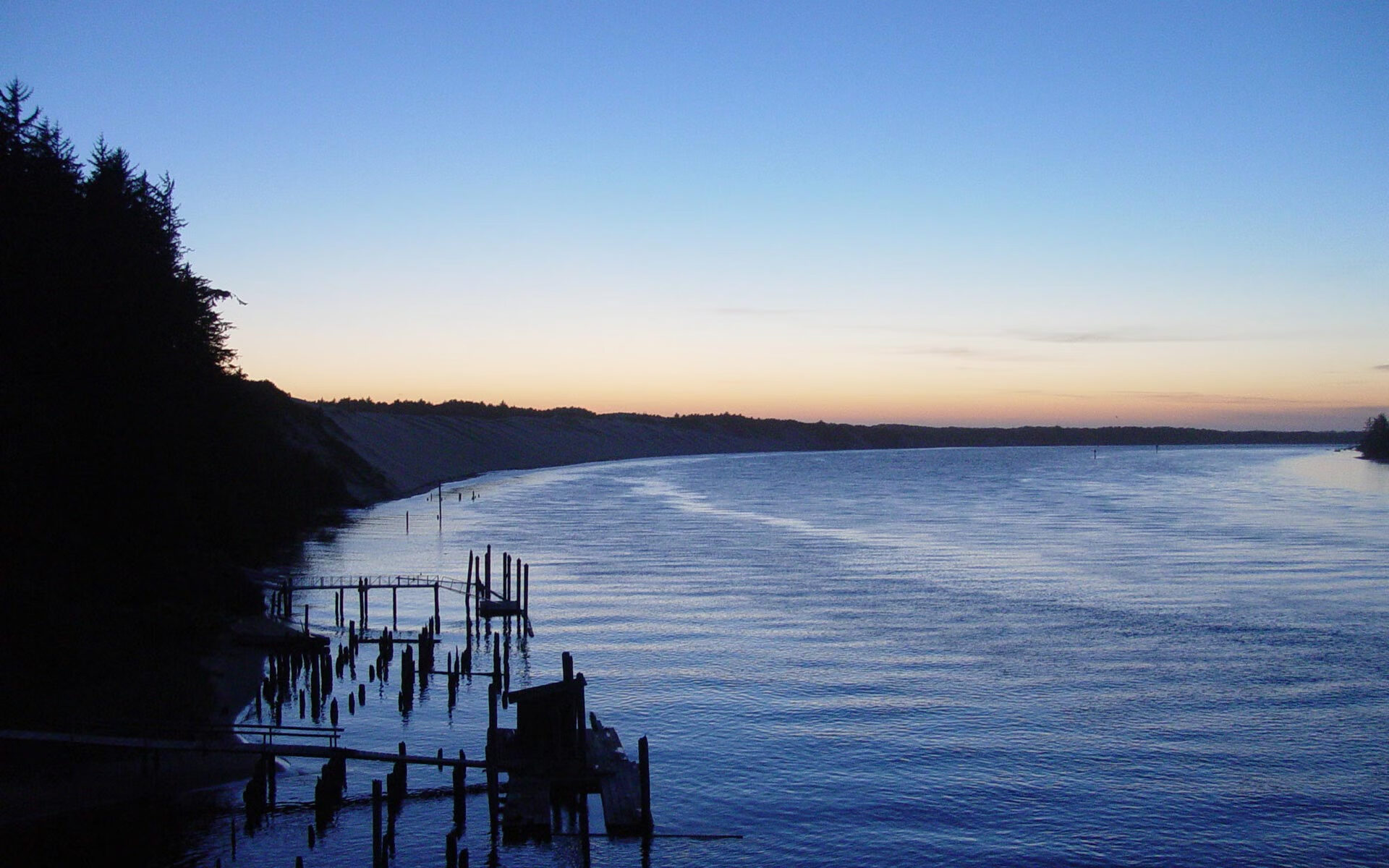 全黑队反击速度快，迅速转守为攻，成为赛事亮点，全黑队服